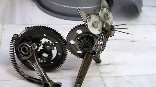 &quot;Γατιά στο αστικό τοπίο&quot;, από γρανάζια και ρουλεμάν, ποζάρουν πίσω από τη βιτρίνα