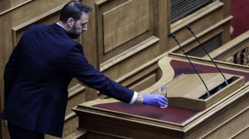 Κορονοϊός: Οι υπάλληλοι της Βουλής μόνο με γάντια στην Ολομέλεια [εικόνες]