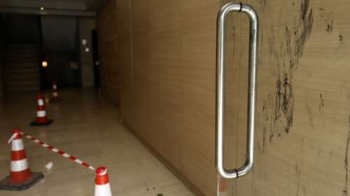 Επίθεση με βιτριόλι στην Καλλιθέα - Νέα μαρτυρία σοκ: Ούρλιαζε, το υγρό έλιωνε τα ρούχα της