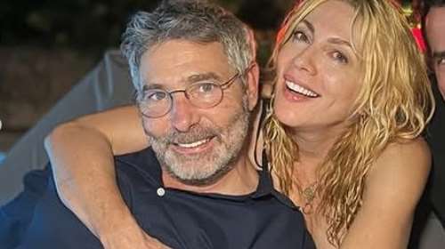 Θοδωρής Αθερίδης: Οικογενειακώς στην Αίγινα - Η πρώην σύζυγός του αγκαλιά με τα εγγόνια τους