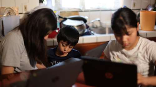 Κορονοϊός - Νέα μελέτη σοκ: 7 στους 10 στους επόμενους 6 μήνες θα κοινωνικοποιούνται σε σπίτια φίλων ή διαδικτυακά