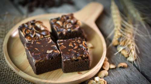 Γλυκό κόλαση: Κέικ σοκολάτας με cookies και λευκή κουβερτούρα