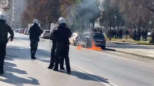 Πανεκπαιδευτικό συλλαλητήριο σε Αθήνα και Θεσσαλονίκη: Επεισόδια στο ΑΠΘ – Ένταση στο Σύνταγμα  [Βίντεο]