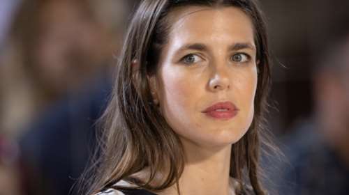 Chanel chic: Η Σαρλότ Κασιράγκι με μεταξωτό ζακάρ φόρεμα με βολάν και 70&#39;s πεδιλα