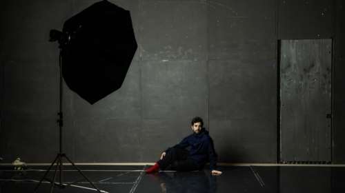 Ο Μάριο Μπανούσι, ο πιο πολλά υποσχόμενος νέος σκηνοθέτης, για τις &quot;mum&quot; και το &quot;μαμ&quot; που μας θρέφουν