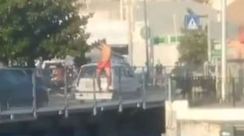 Χαλκίδα: Νεαροί παίζουν &quot;κορώνα γράμματα&quot; τη ζωή τους πέφτοντας από την παλιά γέφυρα [Βίντεο]