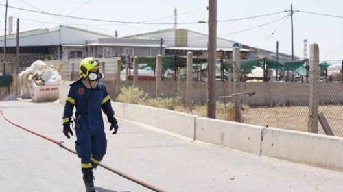 Φωτιά στον Ασπρόπυργο: Με αναπνευστικά προβλήματα τέσσερις πυροσβέστες - Μεταφέρθηκαν στο νοσοκομείο Αττικόν