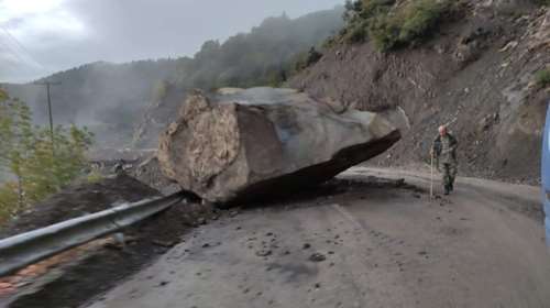 Ευρυτανία: Τεράστιος βράχος κατέρρευσε στη μέση του δρόμου - Από τύχη δεν υπήρξαν θύματα [εικόνες]