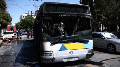 Πεντέλη: Λεωφορείο τυλίχθηκε στις φλόγες - Στο νοσοκομείο ο οδηγός