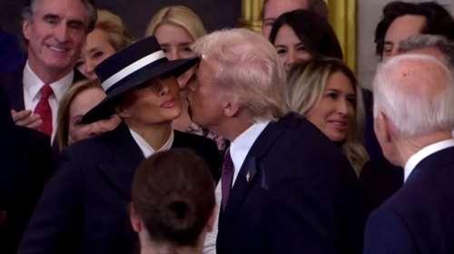Μισό φιλί και μισή αγκαλιά στη Μελάνια - Η προσπάθεια του Ντόναλντ Τραμπ να φιλήσει τη σύζυγό του στην ορκωμοσία
