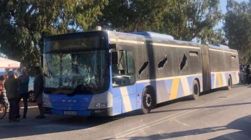 Σοκαριστικό περιστατικό στον Κορυδαλλό: Άγνωστοι πέταξαν πέτρες σε εν κινήσει λεωφορείο με ένα τραυματία