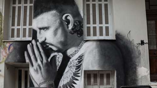 Mad Clip: Η προσωπογραφία του τράπερ σε πρόσοψη κτιρίου στο Μεταξουργείο [Εικόνες]