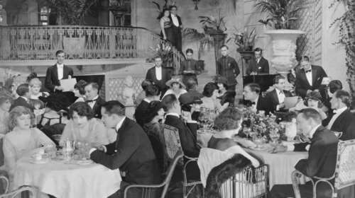 Στα νέα κοσμικά εστιατόρια της πόλης: Πώς, πού και γιατί συχνάζουν πλέον οι Αθηναίοι ώστε "δουν και να τους δουν"