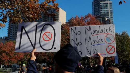 Κορονοϊός: Τα fake επιχειρήματα των αντιεμβολιαστών - Από το &quot;μαγνητάκι&quot; μέχρι τους θανάτους διασήμων