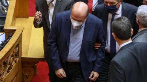 &quot;Δεν αισθάνομαι καλά&quot; είπε ο Τρύφων Αλεξιάδης καθώς μιλούσε στο βήμα της Βουλής- Μεταφέρθηκε στο ιατρείο