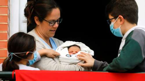 Γυναίκες στην καραντίνα - έρευνα: Και δουλειές του σπιτιού και φροντίδα των παιδιών