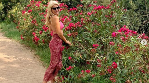 Ελένη Μενεγάκη: Παιχνίδια  με τα χρώματα του σούρουπου στην Ανδρο