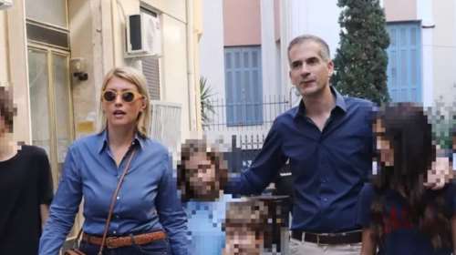 Κώστας Μπακογιάννης &amp; Σία Κοσιώνη: Οικογενειακώς στην κάλπη - Το chic σύνολο της δημοσιογράφου