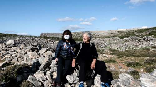 Συγκίνηση στην Κίναρο: &quot;Εγώ είμαι σε καραντίνα τόσα χρόνια&quot; είπε η κυρά Ρηνιώ στην Κατερίνα Σακελλαροπούλου [Εικόνες]