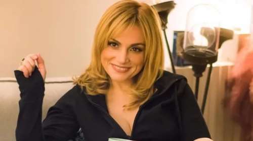 Throwback time: Η σπάνια φωτογραφία της έφηβης Ελεωνόρας Ζουγανέλη με τους γονείς της και τον Σάκη Μπουλά