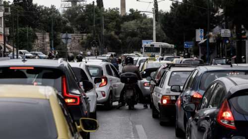 Eπεσε δέντρο στη Λεωφόρο Αλεξάνδρας:  Ταλαιπωρία για τους οδηγούς που κινούνται στις γύρω περιοχές