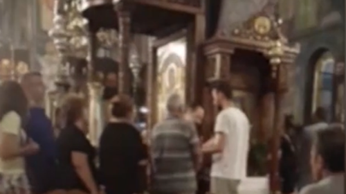 Κορονοϊός: Απαράδεκτες εικόνες σε εκκλησία - Ο ένας πάνω στον άλλον, χωρίς μέτρα ασφαλείας [Βίντεο]