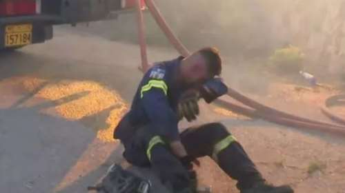Η στιγμή που εθελοντής πυροσβέστης καταρρέει ενώ επιχειρεί στη φωτιά στο Κρυονέρι [βίντεο]