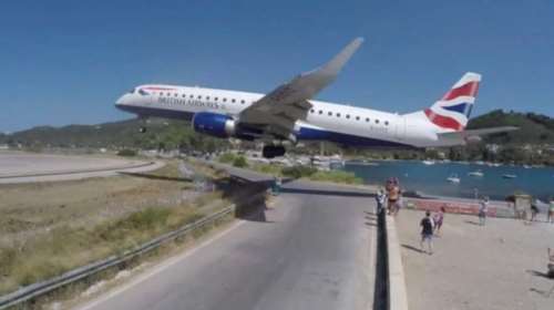 Σκιάθος: Τουρίστρια εκτινάχθηκε από τα αέρια τουρμπίνων αεροσκάφους – Το δεύτερο περιστατικό σε λίγες ημέρες