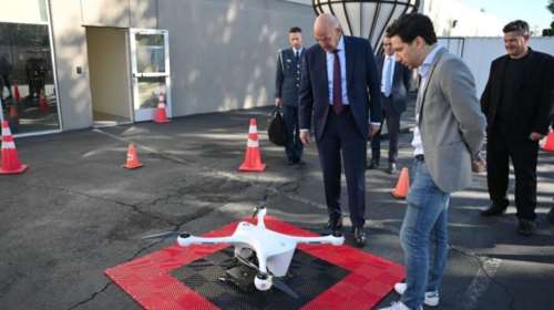 Ξενάγηση Δένδια στις εγκαταστάσεις της εταιρείας κατασκευής drones Matternet στην Καλιφόρνια [εικόνες]