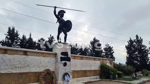 Απύθμενο θράσος: Βανδάλισαν το άγαλμα του Λεωνίδα στις Θερμοπύλες [Εικόνες-Βίντεο]