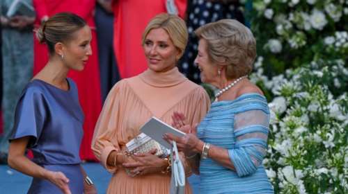 Η σοφιστικέ εμφάνιση της Μαρί Σαντάλ στην Πλάκα - Τα Prada mules της