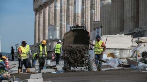 &quot;Τσιμέντο&quot; στην Ακρόπολη: Ξεκίνησαν τα έργα στον Ιερό Βράχο που έγιναν viral μετά τις αντιδράσεις [Εικόνες]