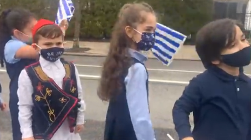 25η Μαρτίου: Συγκινούν οι Έλληνες μαθητές που έκαναν παρέλαση στη Νέα Υόρκη [βίντεο]