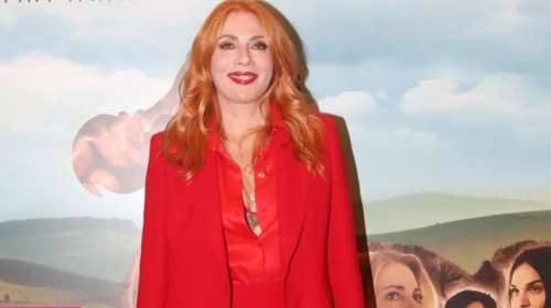 Η Σμαράγδα Καρύδη με καστανά μαλλιά κι όλες οι άλλες αλλαγές που έχει τολμήσει στα μαλλιά της