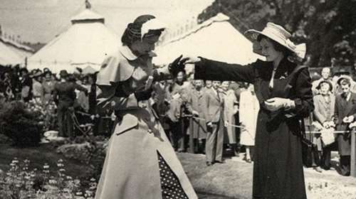 Αυτό είναι το αγαπημένο λουλούδι της Βασίλισσας Ελισάβετ - Οι ασπρόμαυρες φωτογραφίες από το παρελθόν