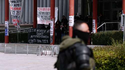 Το ελληνικό παράλογο: Επεισόδια στο ΑΠΘ επειδή... χτίζεται βιβλιοθήκη- Μάχη με τα ΜΑΤ