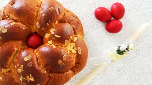 Αργυρώ Μπαρμπαρίγου: Τα πιο εύκολα και αφράτα πασχαλινά τσουρέκια χωρίς ζύμωμα