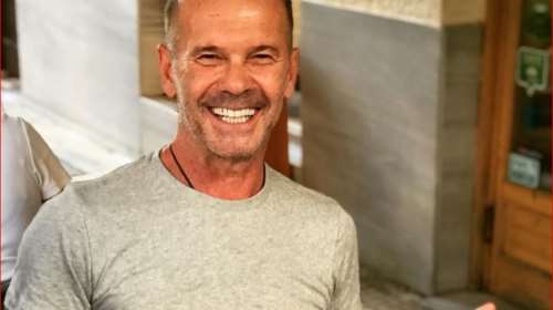 Ο Πέτρος Κωστόπουλος μαγειρεύει για τους φίλους του στο σπίτι του - Αυθεντική καρμπονάρα