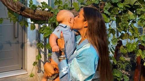 Pure love: Η Εριέττα Κούρκουλου Λάτση αγκαλιά με τον γιο της, Λέοντα