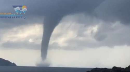 Εντυπωσιακός υδροστρόβιλος και στην Σαντορίνη [εικόνες και βίντεο]