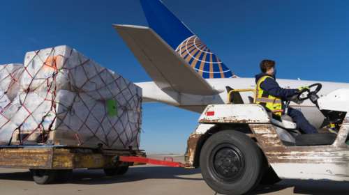 Κορονοϊός: Η ιστορική εκστρατεία εμβολιασμού αρχίζει στις ΗΠΑ με ένα κομβόι από νταλίκες