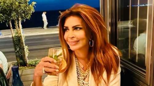 H Μιμή Ντενίση είναι η πιο chic καλεσμένη σε γάμο - Με μάξι βραδινό φλοράλ φόρεμα