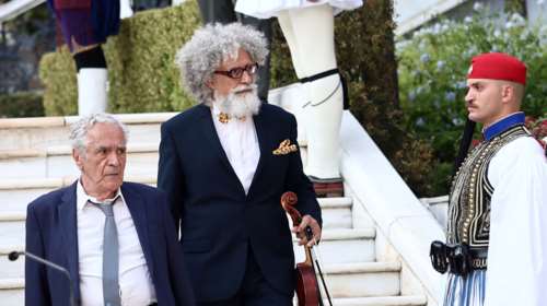 Προεδρικό: Θυμάστε τον περυσινό καλεσμένο που εμφανίστηκε με βερμούδα και σαγιονάρα; Ε φέτος έκλεψε την παράσταση