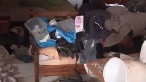 Κορωπί: Χαοτική η κατάσταση στο σπίτι του 51χρονου με το κατσαβίδι - Εφοδος της ΕΛΑΣ για στοιχεία που παραπέμπουν σε επιθέσεις