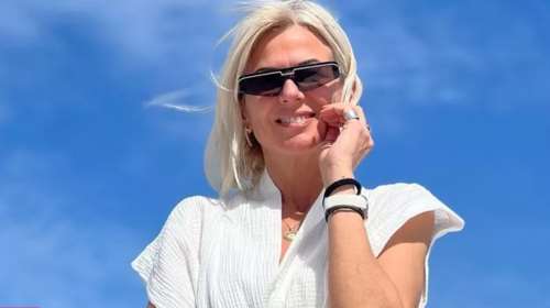 Η Χριστίνα Κοντοβά φοράει το μαύρο της μπικίνι και ποζάρει πιο ανέμελη από ποτέ: Η καλλίγραμμη σιλουέτα της και τα αποθεωτικά σχόλια από τους followers της