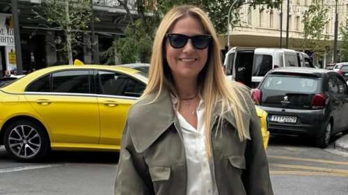 Η Νάνσυ Ζαμπέτογλου με τη μπλούζα από τη Zara που κοστίζει λιγότερο από 20 ευρώ και θα ταιριάζει με τα πάντα