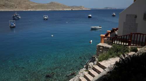 To Reuters στην εμβολιασμένη Χάλκη: "Ο ελληνικός COVID-free απομονωμένος παράδεισος περιμένει τους τουρίστες" [Εικόνες]