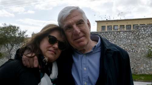 Οι πρώτες φωτό του Γιάννου Παπαντωνίου εκτός φυλακής- Αγκαλιά με τη σύζυγό του