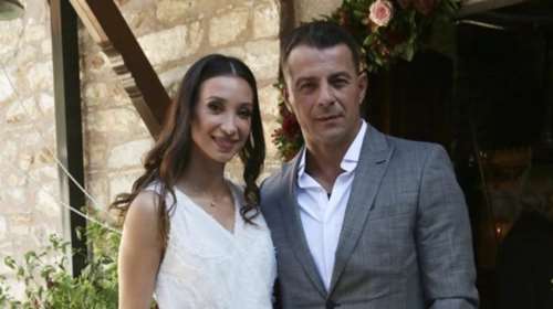 Ο Γιώργος Αγγελόπουλος μας ανοίγει το δωμάτιο της κόρης του - Λευκό, με φλοράλ λεπτομέρειες και πολύ φωτεινό