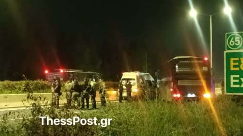 Λάρισα: Ασθενοφόρο έπεσε σε κλούβα της αστυνομίας που είχε κλείσει τον δρόμο - Τραυματίστηκε ο συνοδηγός